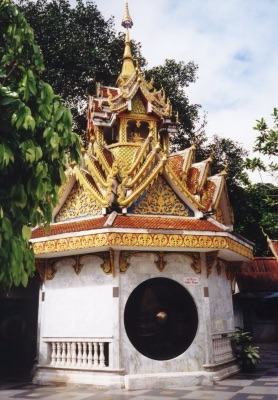 หอทรงปราสาทยอดสีทองบนฐานสีขาว มีฆ้องใบใหญ่สีดำแขวนอยู่ภายใน วัดพระธาตุดอยสุเทพ เชียงใหม่