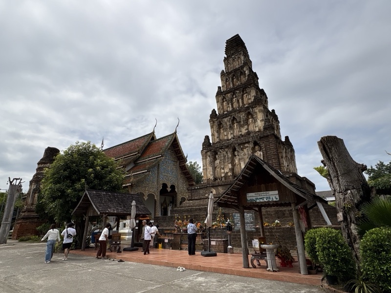 เจดีย์กู่กุด วัดจามเทวี จังหวัดลำพูน เจดีย์ทรงสี่เหลี่ยมซ้อนชั้นมีซุ้มพระพุทธรูปยืนรอบองค์