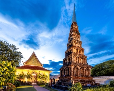 สุวรรณเจดีย์ เจดีย์อิฐทรงสี่เหลี่ยมซ้อนชั้นยอดแหลม ในวัดพระธาตุหริภุญชัย ลำพูน