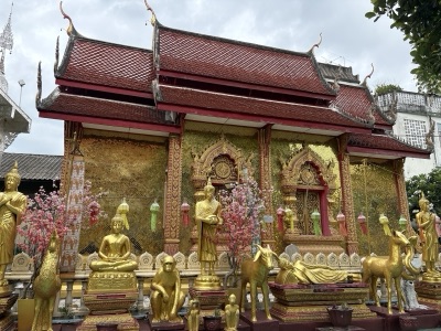 ซุ้มพระพุทธรูปไม้แกะสลักสีทองหน้าพิพิธภัณฑ์วัดป่าซางงาม อำเภอป่าซาง ลำพูน ประดับโคมแขวน
