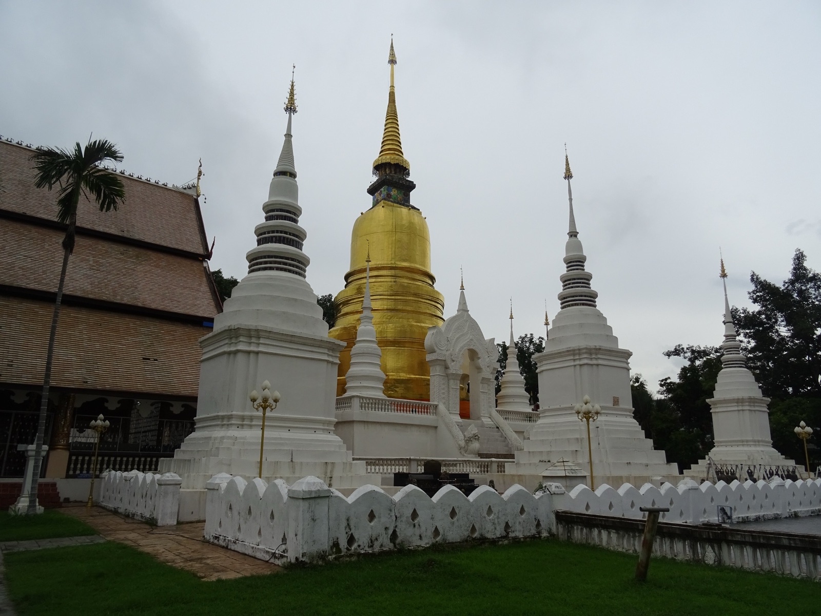 เจดีย์ทองวัดสวนดอก เชียงใหม่ ล้อมด้วยกู่สีขาวหลายองค์