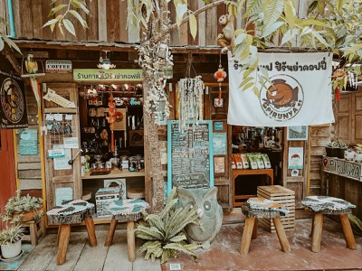 หน้าร้านกาแฟไม้เล็ก ๆ ในหมู่บ้านบนดอยของเชียงใหม่
