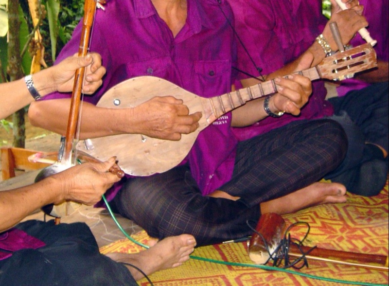 มือนักดนตรีพื้นบ้านเล่นซึง สะล้อ และเครื่องเป่า ประกอบการขับร้องเพลงพื้นบ้าน ที่บ้านคุ้งตะเภา จังหวัดอุตรดิตถ์