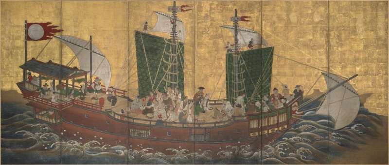 ภาพเขียนบนฉากพับสีทองสมัยศตวรรษที่ ๑๗ เป็นเรือสำเภาญี่ปุ่นลำใหญ่ ใบเรือสีเขียวและขาว มีลูกเรือยืนเต็มดาดฟ้า แล่นบนคลื่นทะเล