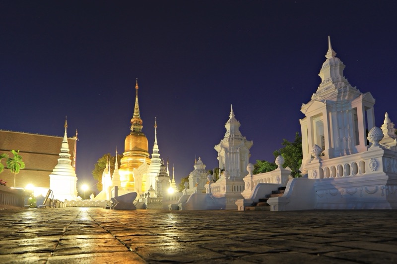 เจดีย์ทององค์ใหญ่และกู่สีขาวของวัดสวนดอก เชียงใหม่ ยามค่ำคืน