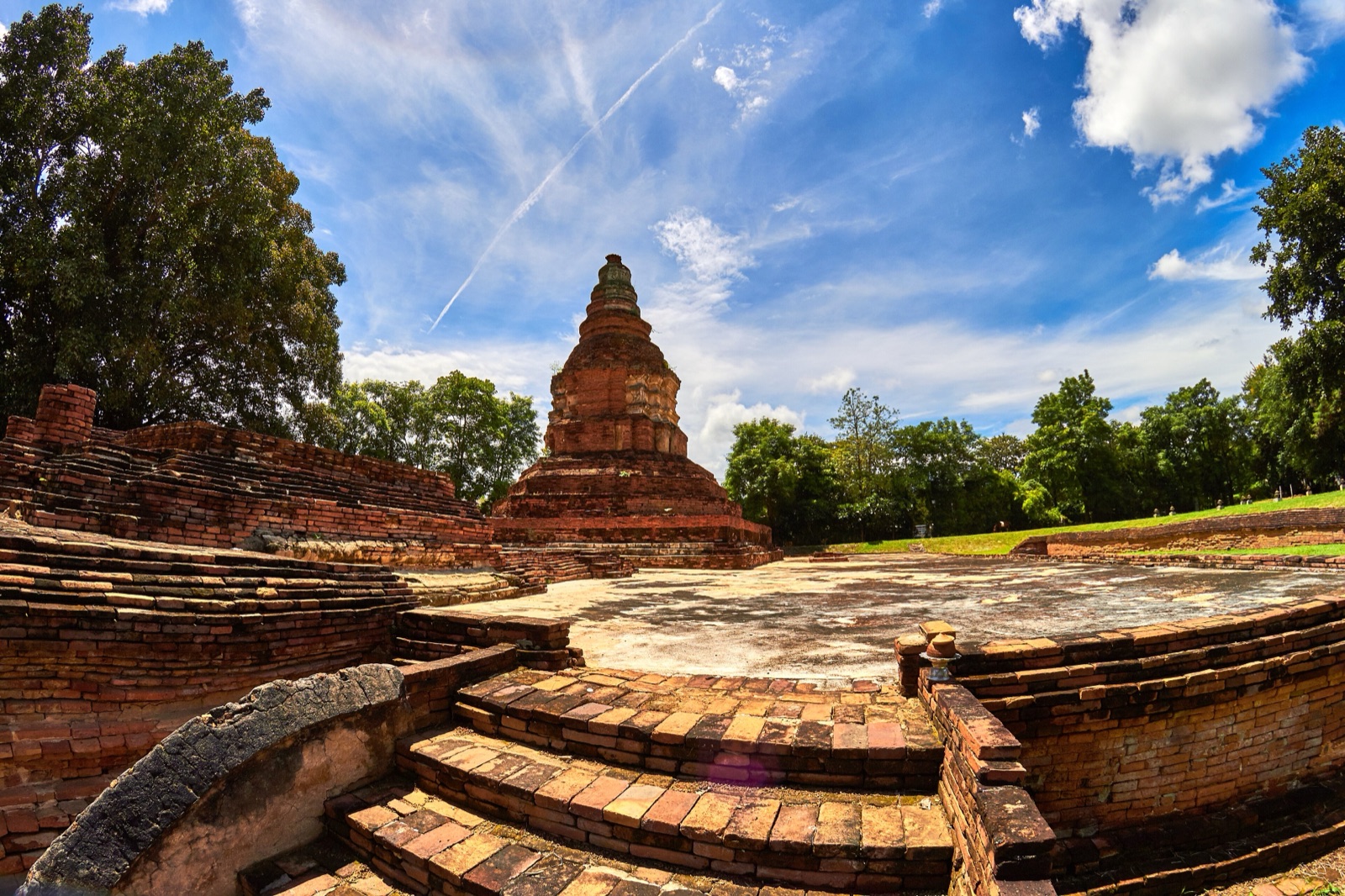 ซากเจดีย์และฐานวิหารอิฐในเวียงกุมกาม ใต้ท้องฟ้าสีฟ้า