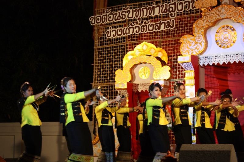 ช่างฟ้อนสวมเล็บยาวฟ้อนเล็บบนเวทีในงานปอยหลวง วัดร้องดอนชัย อำเภอสารภี จังหวัดเชียงใหม่