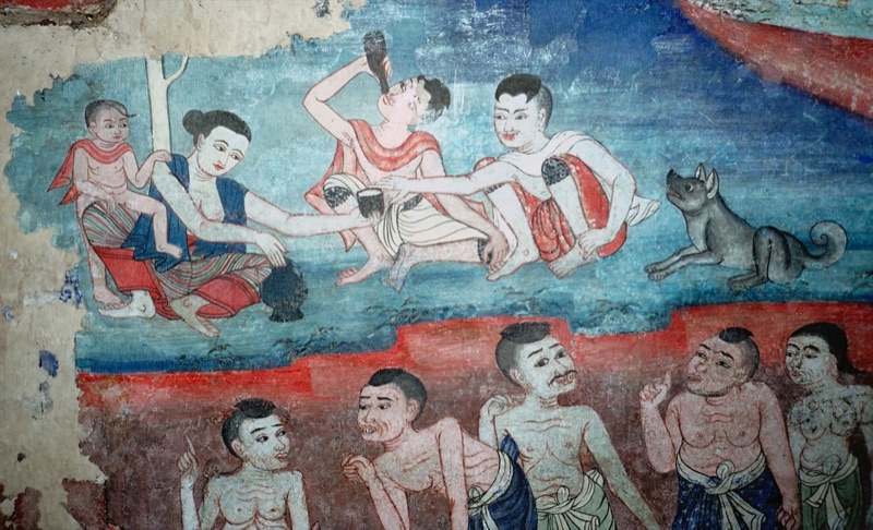 จิตรกรรมฝาผนังล้านนาในวิหารลายคำ วัดพระสิงห์ เชียงใหม่ ภาพหญิงอุ้มเด็กนั่งกับชาวบ้าน มีสุนัขนั่งอยู่ข้าง ๆ