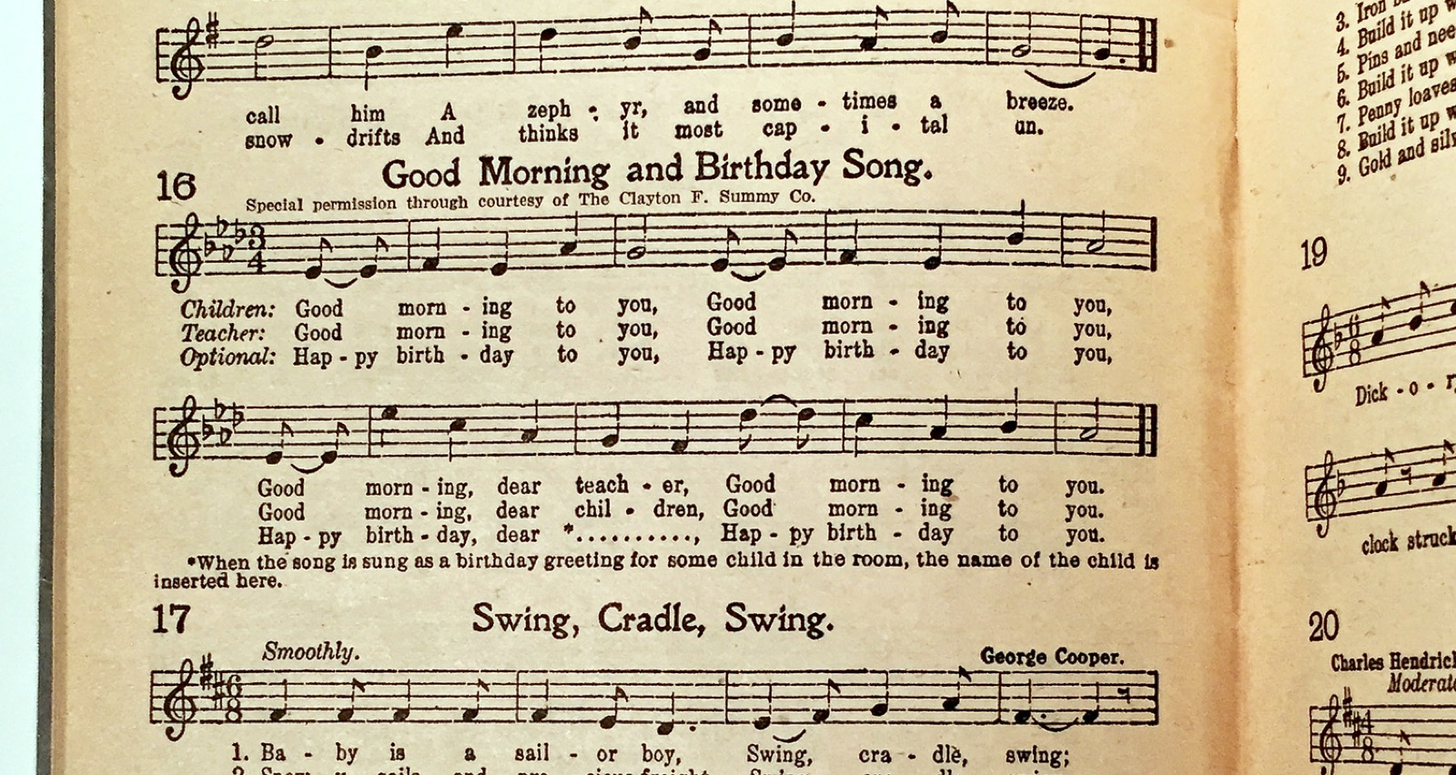 หน้าหนังสือเพลงเก่า เพลงที่ ๑๖ ชื่อ Good Morning and Birthday Song มีเนื้อร้องสามแถวใต้โน้ต แถวล่างเป็น Happy birthday to you