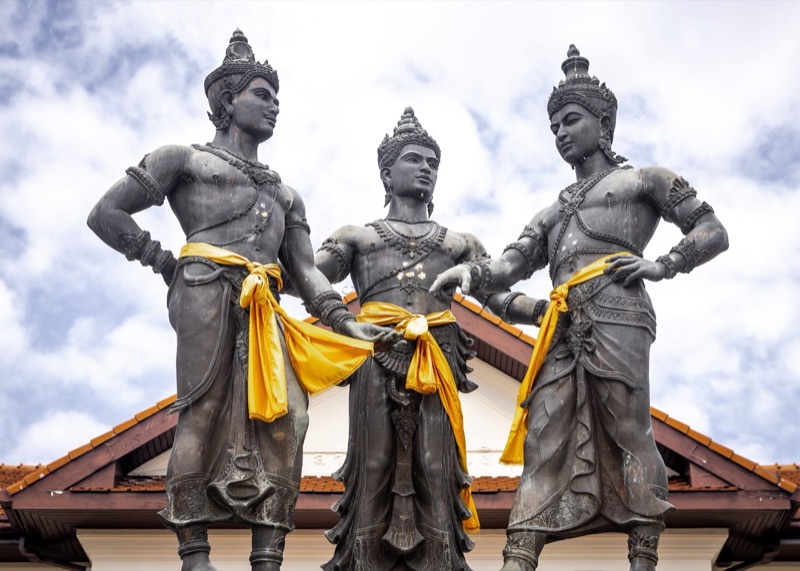 อนุสาวรีย์สามกษัตริย์กลางเมืองเชียงใหม่ พญามังรายยืนตรงกลางระหว่างพญางำเมืองและพ่อขุนรามคำแหง