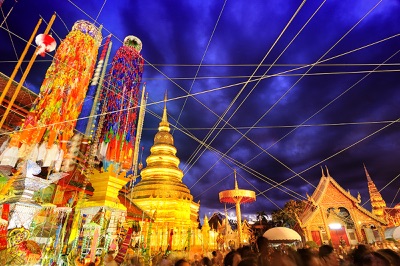 ต้นสลากย้อมประดับไฟยามค่ำคืน หน้าพระธาตุหริภุญชัย ลำพูน