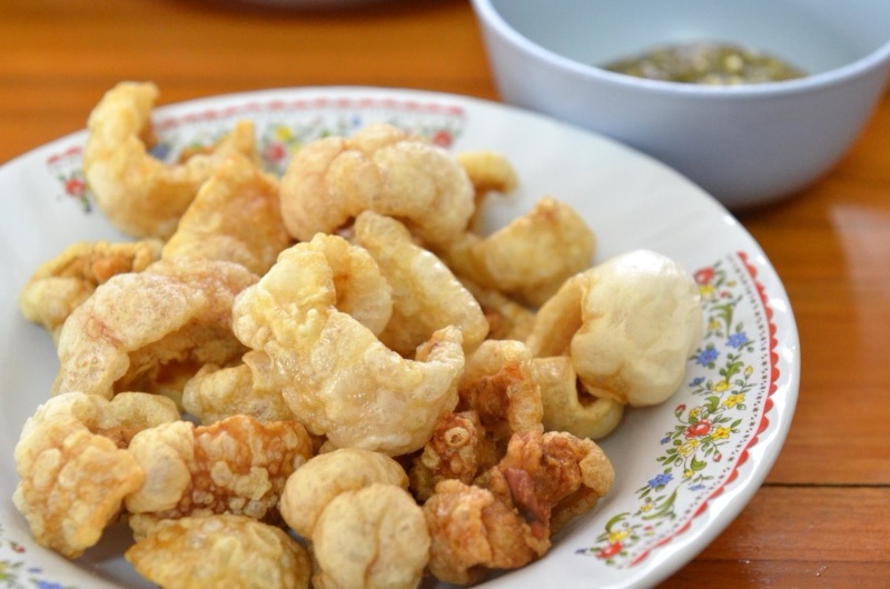 แคบหมูชิ้นพองกรอบกองอยู่ในถาด