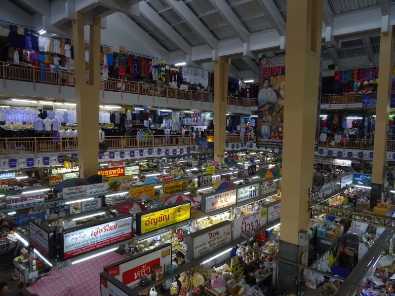 ภายในกาดหลวง (ตลาดวโรรส) เชียงใหม่ มองจากชั้นบนเห็นแผงขายของเรียงกันหลายแถว
