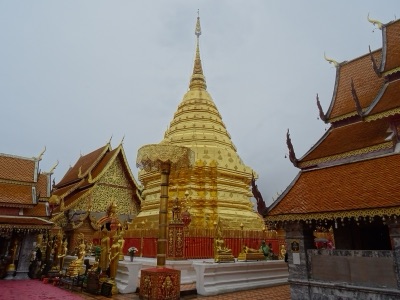 เจดีย์สีทองวัดพระธาตุดอยสุเทพ มีฉัตรทองตั้งอยู่ด้านหน้า