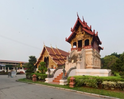 หอไตรวัดพระสิงห์ อาคารสองชั้น ชั้นล่างเป็นฐานปูนสูงประดับปูนปั้น ชั้นบนเป็นไม้สีแดง