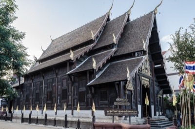 วิหารไม้สักวัดพันเตา เชียงใหม่ หลังคาซ้อนชั้นสีดำเข้ม หน้าบันแกะสลัก