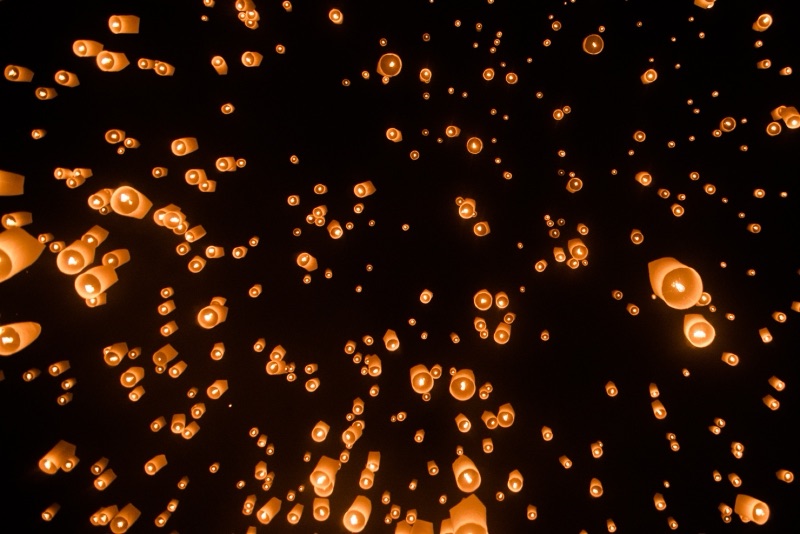 โคมลอยนับพันดวงส่องแสงสีส้มเต็มท้องฟ้ายามค่ำคืนในเทศกาลยี่เป็งที่เชียงใหม่