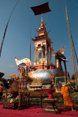 นกหั๋สดีลิงค์ คือ ในงานพระราชทานเพลิงศพพระสงฆ์ เชียงใหม่
