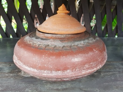 mo nam (lidded clay water pot)
