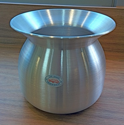 mo nueng (the pot that holds the steaming basket)
