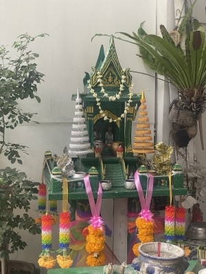 ศาลผีสีเขียวประดับพวงมาลัยดอกไม้ ในเมืองเชียงใหม่