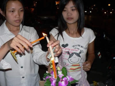 เตียน · เตียนแส้ (จุดเทียนและธูปก่อนลอยกระทง เชียงใหม่)