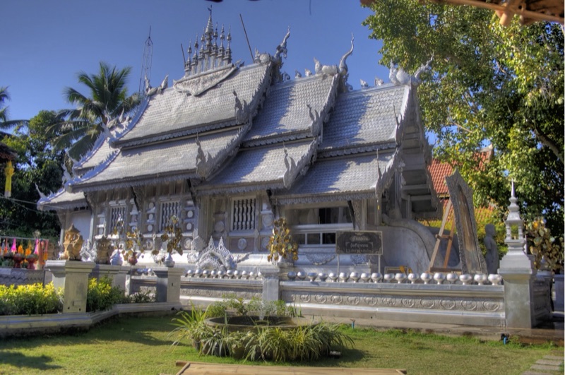 อุโบสถเงินวัดศรีสุพรรณ เชียงใหม่ หลังคาและผนังประดับลวดลายเงินแวววาวกลางแดดยามบ่าย